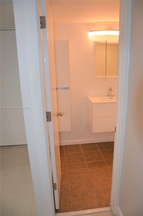 Active With Contract: $165,000 (1 beds, 1 baths, 750 Square Feet)