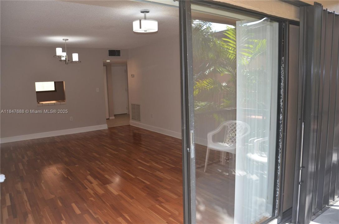 Active With Contract: $165,000 (1 beds, 1 baths, 750 Square Feet)