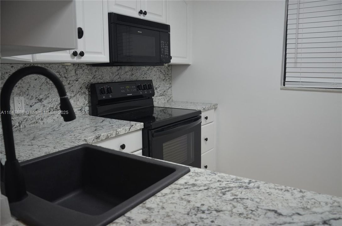 Active With Contract: $165,000 (1 beds, 1 baths, 750 Square Feet)