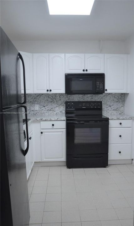 Active With Contract: $165,000 (1 beds, 1 baths, 750 Square Feet)