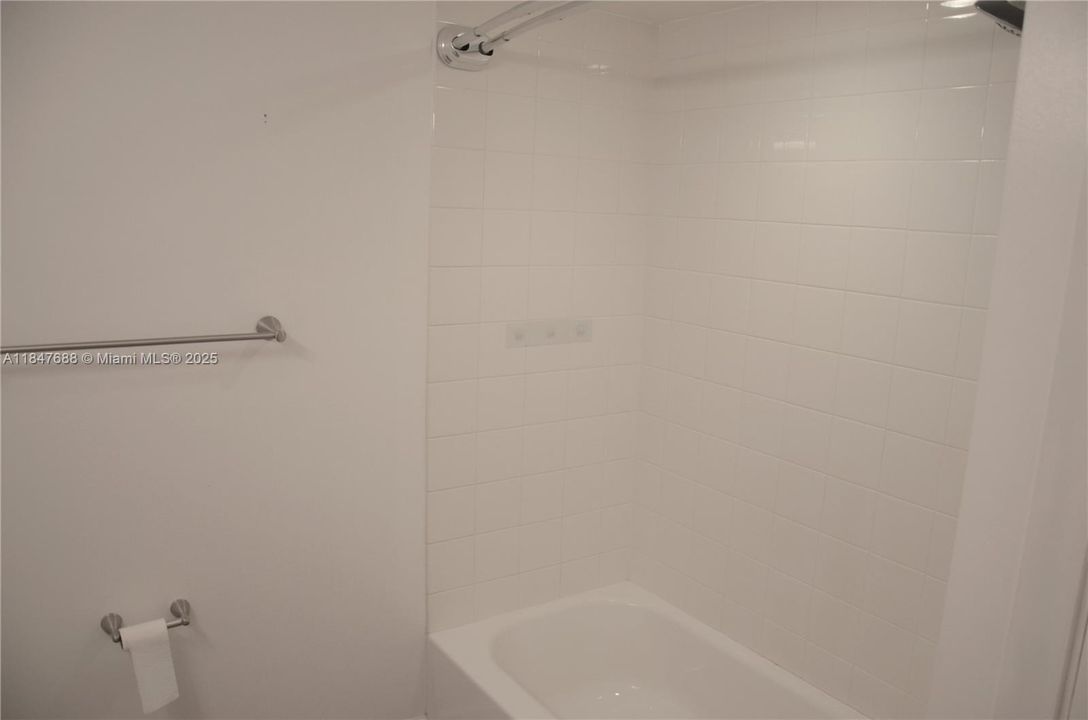 Active With Contract: $165,000 (1 beds, 1 baths, 750 Square Feet)
