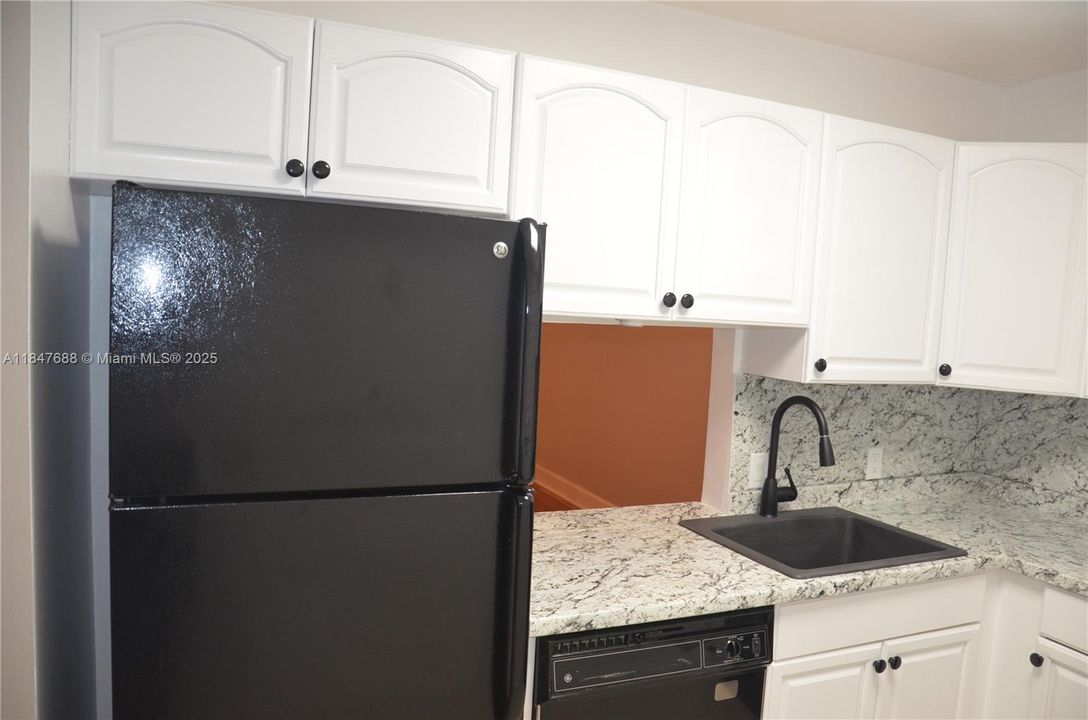 Active With Contract: $165,000 (1 beds, 1 baths, 750 Square Feet)