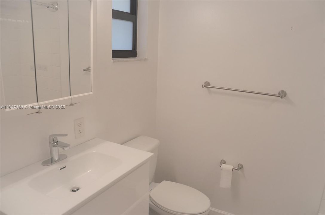 Active With Contract: $165,000 (1 beds, 1 baths, 750 Square Feet)
