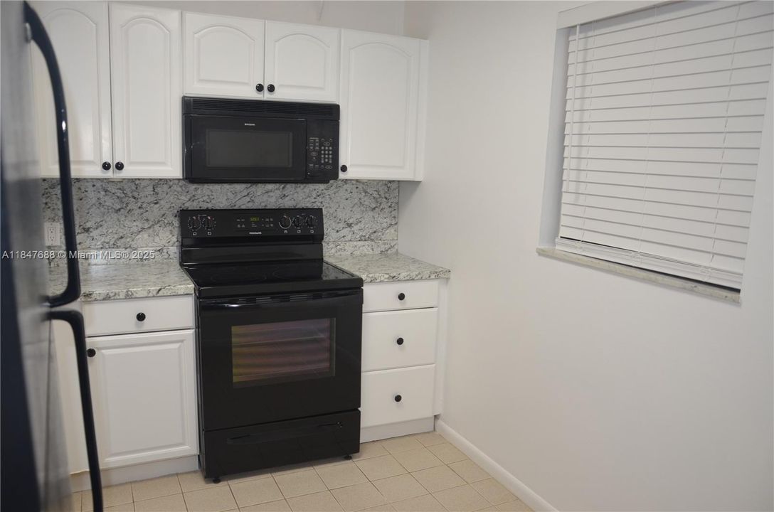 Active With Contract: $165,000 (1 beds, 1 baths, 750 Square Feet)