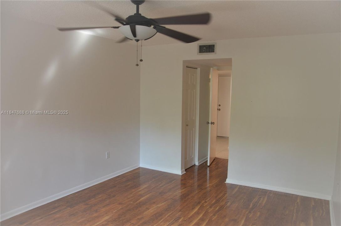 Active With Contract: $165,000 (1 beds, 1 baths, 750 Square Feet)