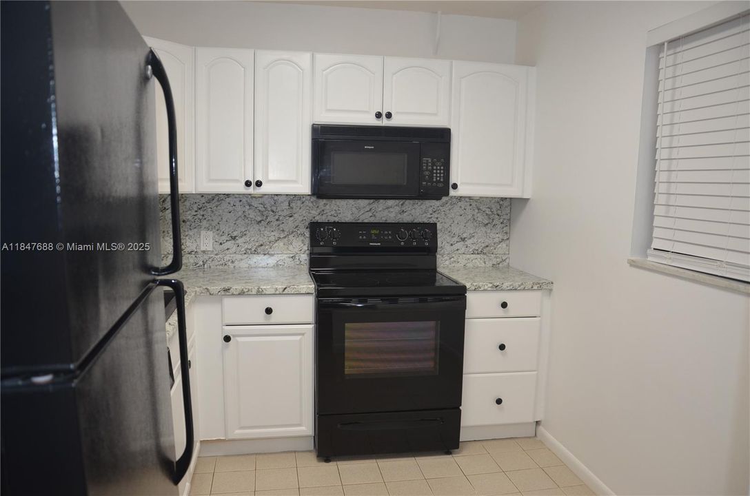 Active With Contract: $165,000 (1 beds, 1 baths, 750 Square Feet)