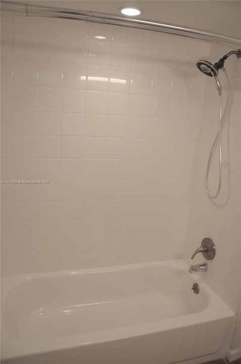 Active With Contract: $165,000 (1 beds, 1 baths, 750 Square Feet)