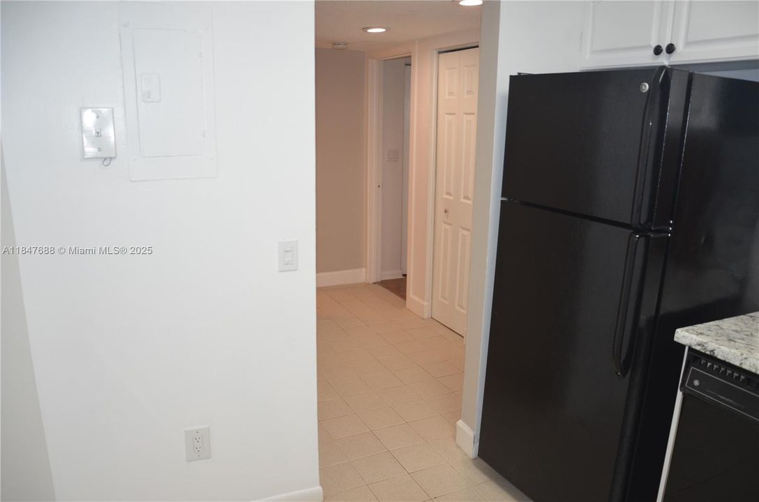Active With Contract: $165,000 (1 beds, 1 baths, 750 Square Feet)