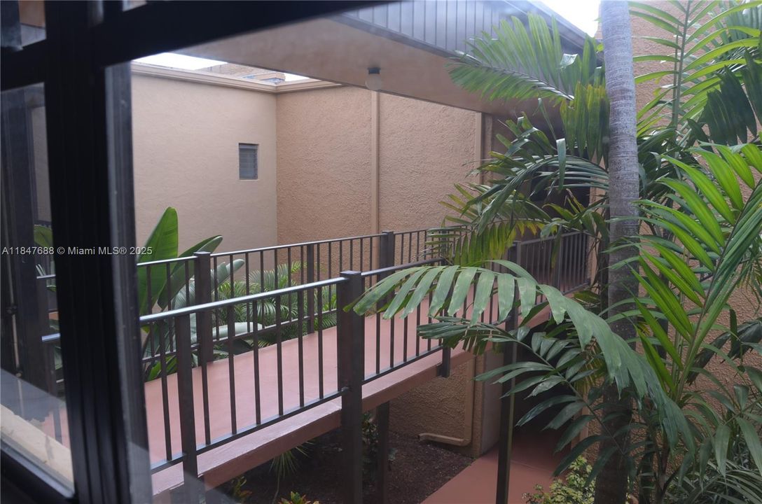 Active With Contract: $165,000 (1 beds, 1 baths, 750 Square Feet)