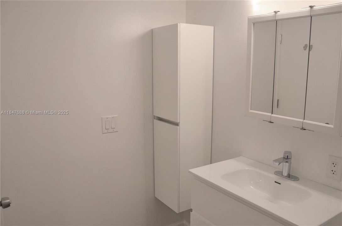 Active With Contract: $165,000 (1 beds, 1 baths, 750 Square Feet)