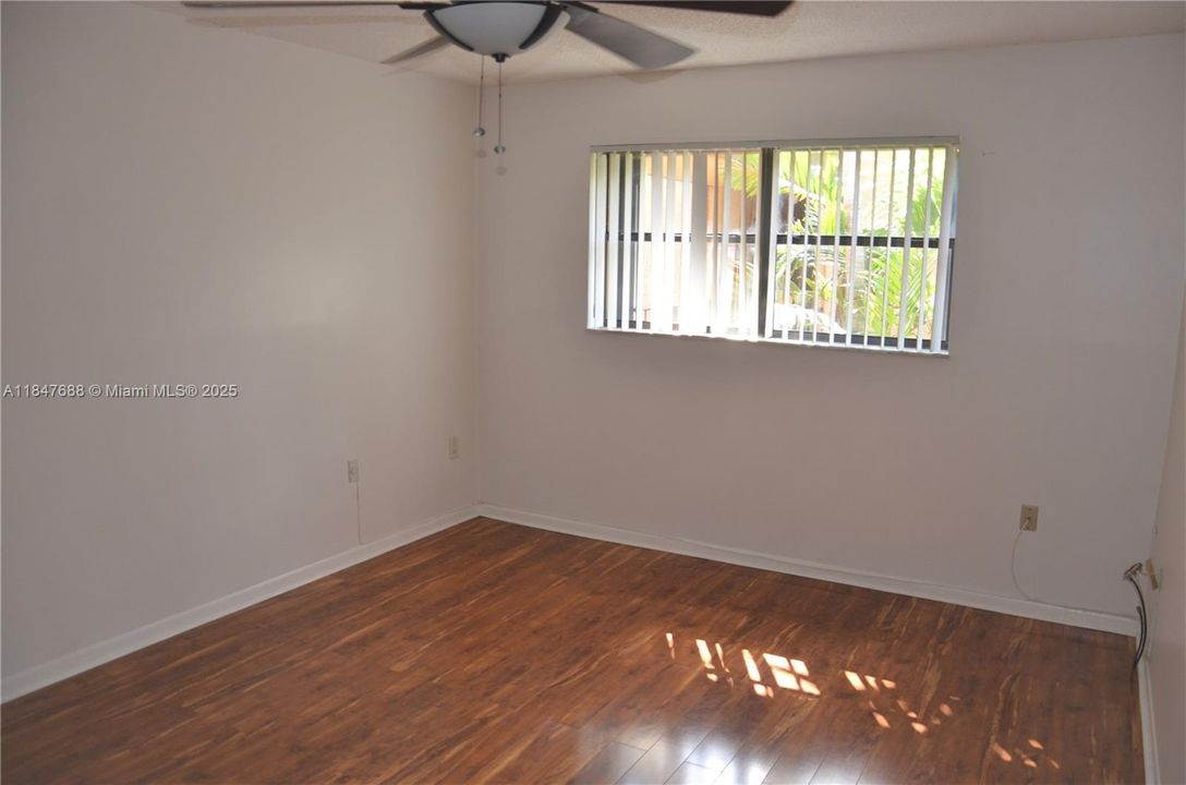 Active With Contract: $165,000 (1 beds, 1 baths, 750 Square Feet)