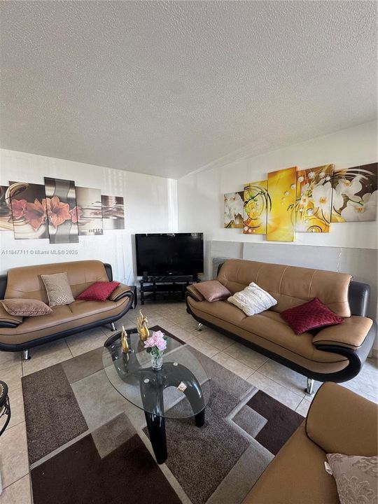 For Sale: $135,000 (1 beds, 1 baths, 551 Square Feet)