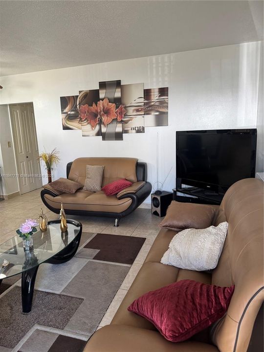 For Sale: $135,000 (1 beds, 1 baths, 551 Square Feet)