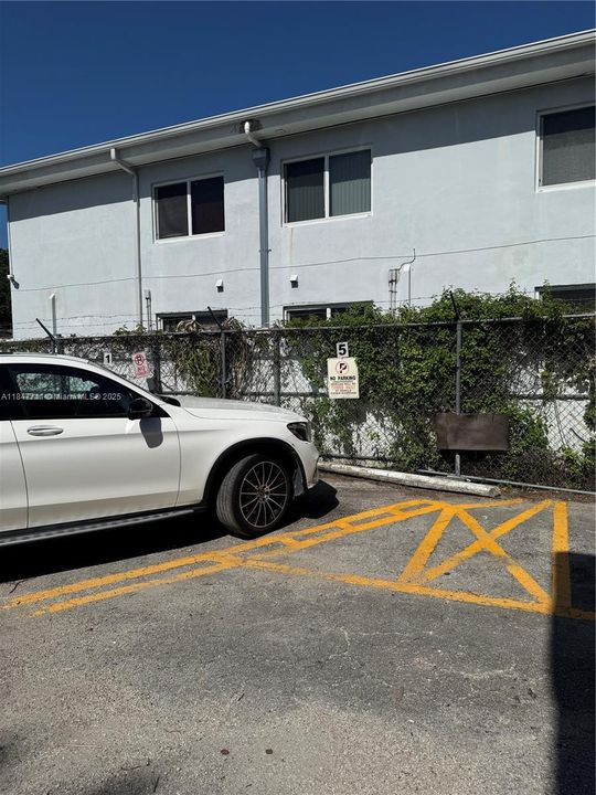 For Sale: $135,000 (1 beds, 1 baths, 551 Square Feet)