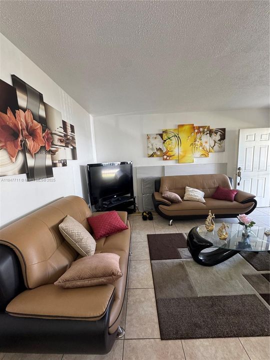 For Sale: $135,000 (1 beds, 1 baths, 551 Square Feet)