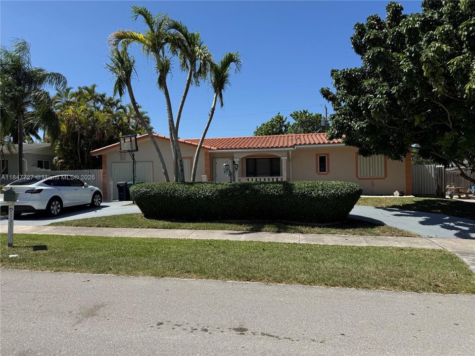 For Sale: $759,000 (3 beds, 2 baths, 1964 Square Feet)