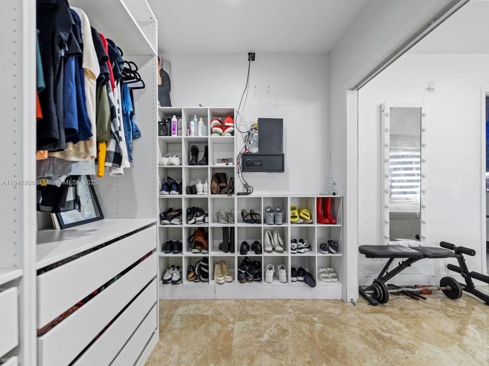 待售: $1,100,000 (6 贝兹, 3 浴室, 1845 平方英尺)