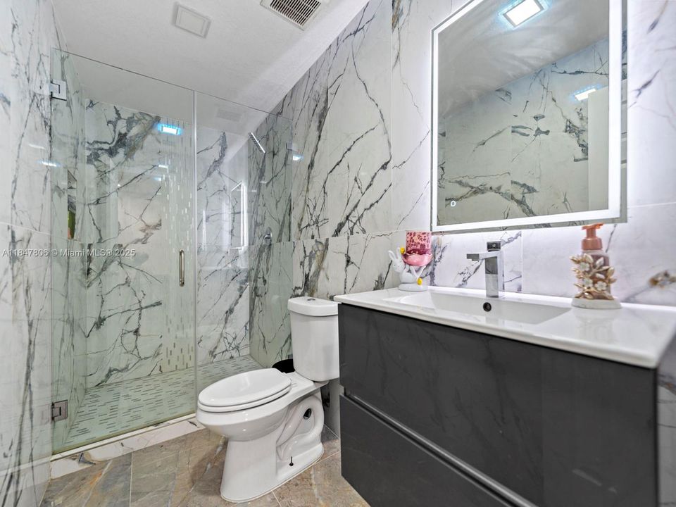 待售: $1,100,000 (6 贝兹, 3 浴室, 1845 平方英尺)