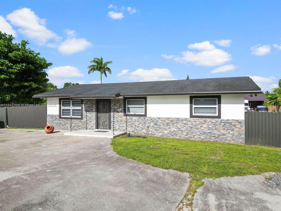 待售: $1,100,000 (6 贝兹, 3 浴室, 1845 平方英尺)