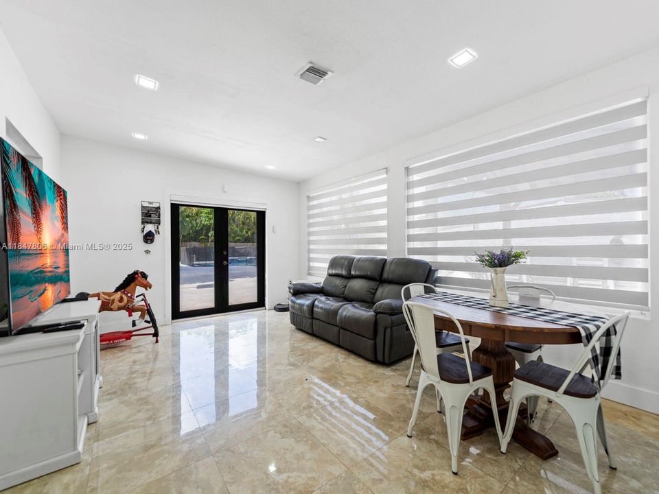 待售: $1,100,000 (6 贝兹, 3 浴室, 1845 平方英尺)