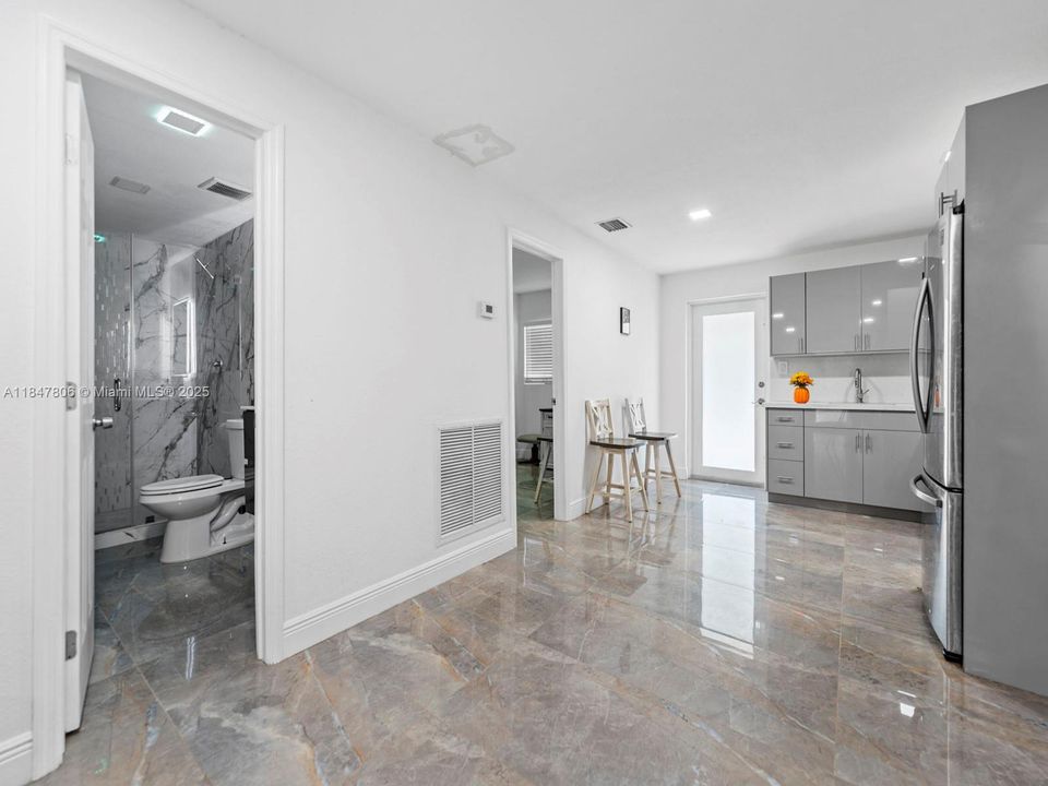 待售: $1,100,000 (6 贝兹, 3 浴室, 1845 平方英尺)