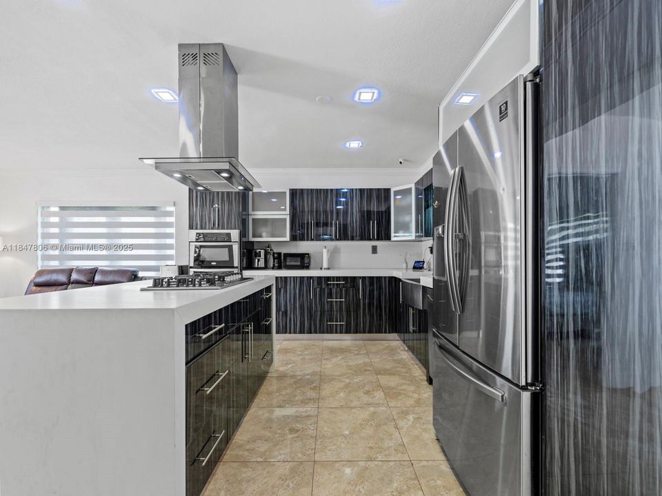 待售: $1,100,000 (6 贝兹, 3 浴室, 1845 平方英尺)