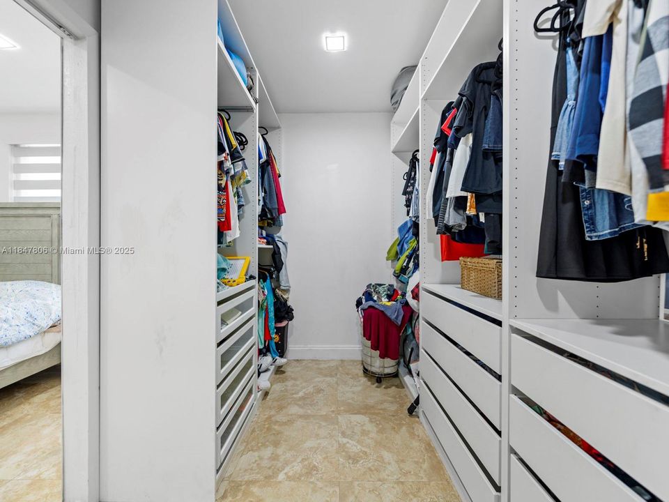 待售: $1,100,000 (6 贝兹, 3 浴室, 1845 平方英尺)