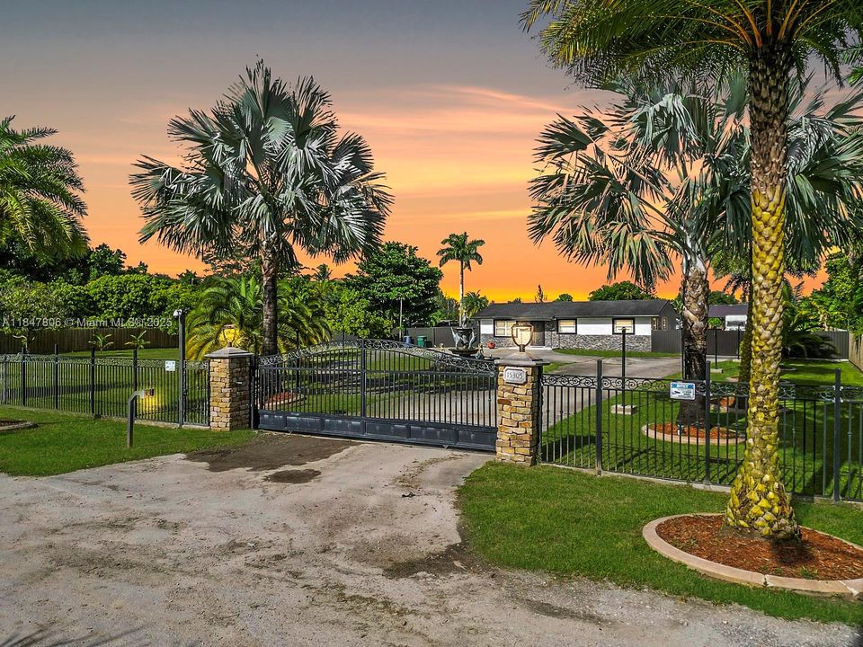 待售: $1,100,000 (6 贝兹, 3 浴室, 1845 平方英尺)