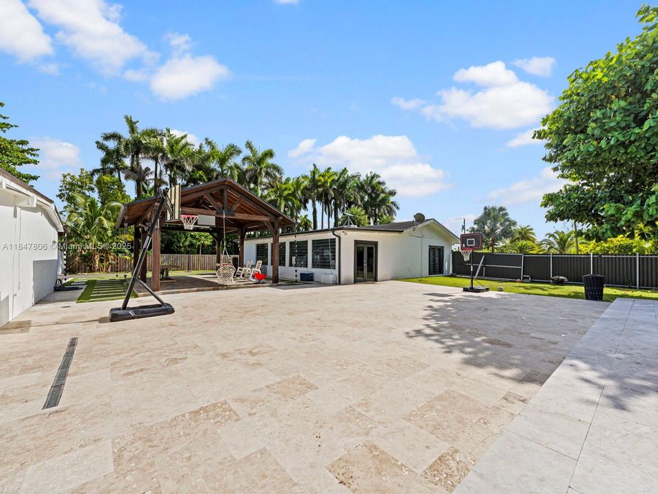 待售: $1,100,000 (6 贝兹, 3 浴室, 1845 平方英尺)