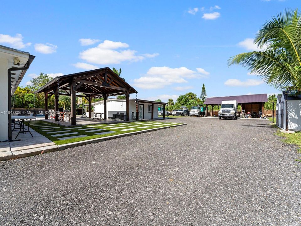 待售: $1,100,000 (6 贝兹, 3 浴室, 1845 平方英尺)