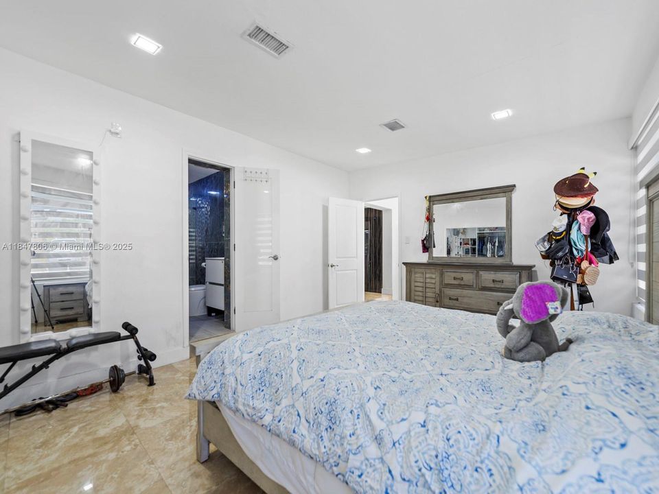 待售: $1,100,000 (6 贝兹, 3 浴室, 1845 平方英尺)