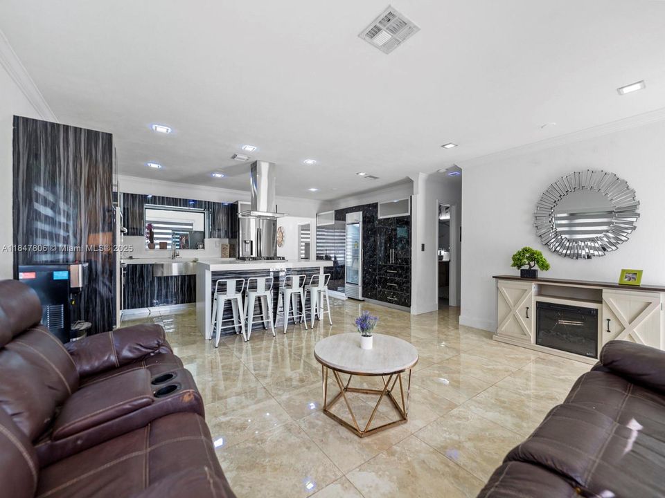 待售: $1,100,000 (6 贝兹, 3 浴室, 1845 平方英尺)