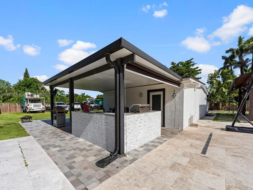 待售: $1,100,000 (6 贝兹, 3 浴室, 1845 平方英尺)