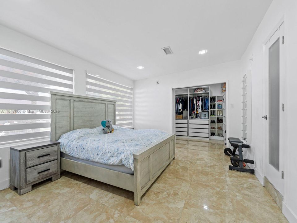 待售: $1,100,000 (6 贝兹, 3 浴室, 1845 平方英尺)