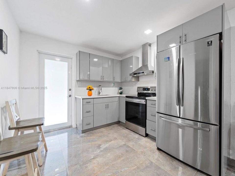 待售: $1,100,000 (6 贝兹, 3 浴室, 1845 平方英尺)