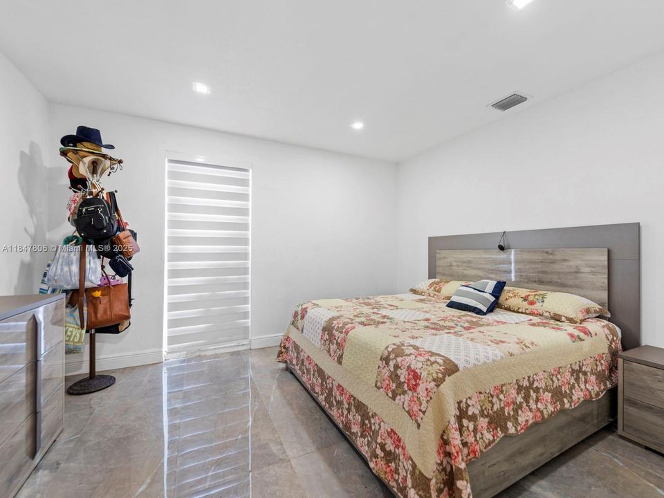 待售: $1,100,000 (6 贝兹, 3 浴室, 1845 平方英尺)