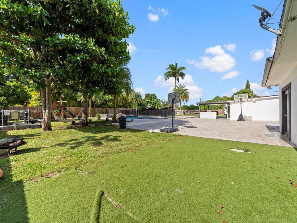 待售: $1,100,000 (6 贝兹, 3 浴室, 1845 平方英尺)