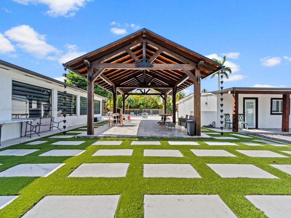 待售: $1,100,000 (6 贝兹, 3 浴室, 1845 平方英尺)