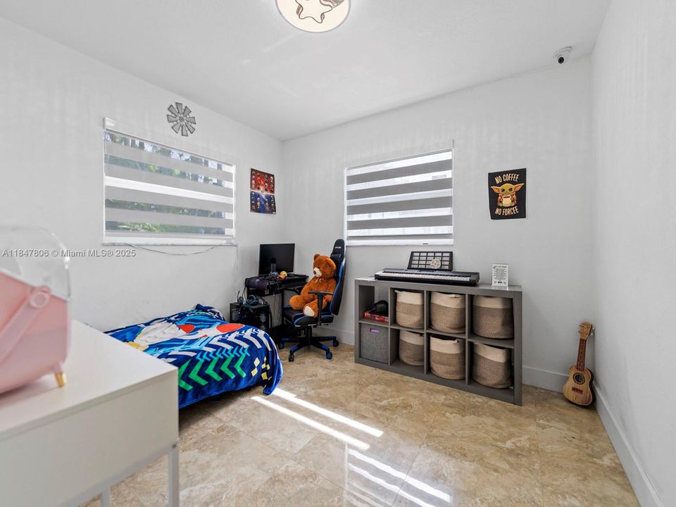 待售: $1,100,000 (6 贝兹, 3 浴室, 1845 平方英尺)