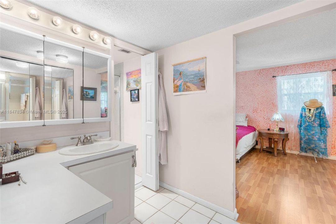 For Sale: $95,000 (2 beds, 2 baths, 958 Square Feet)