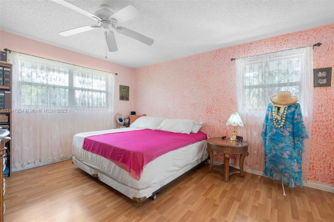 For Sale: $95,000 (2 beds, 2 baths, 958 Square Feet)