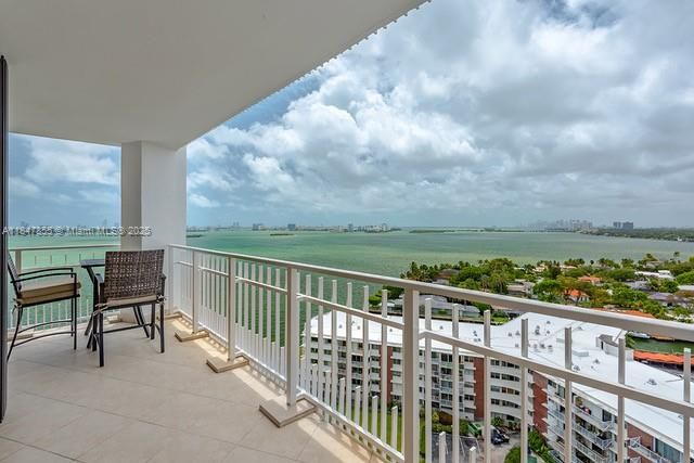 最近售出: $395,000 (2 贝兹, 2 浴室, 1268 平方英尺)