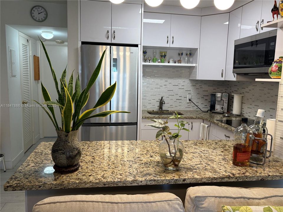 Active With Contract: $1,650 (1 beds, 1 baths, 585 Square Feet)