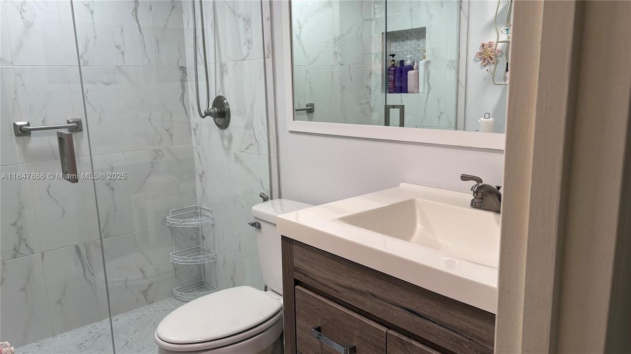 Active With Contract: $1,650 (1 beds, 1 baths, 585 Square Feet)