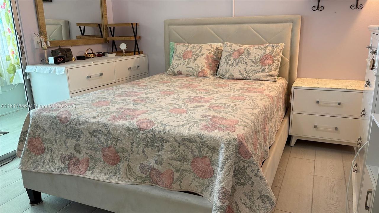 Active With Contract: $1,650 (1 beds, 1 baths, 585 Square Feet)