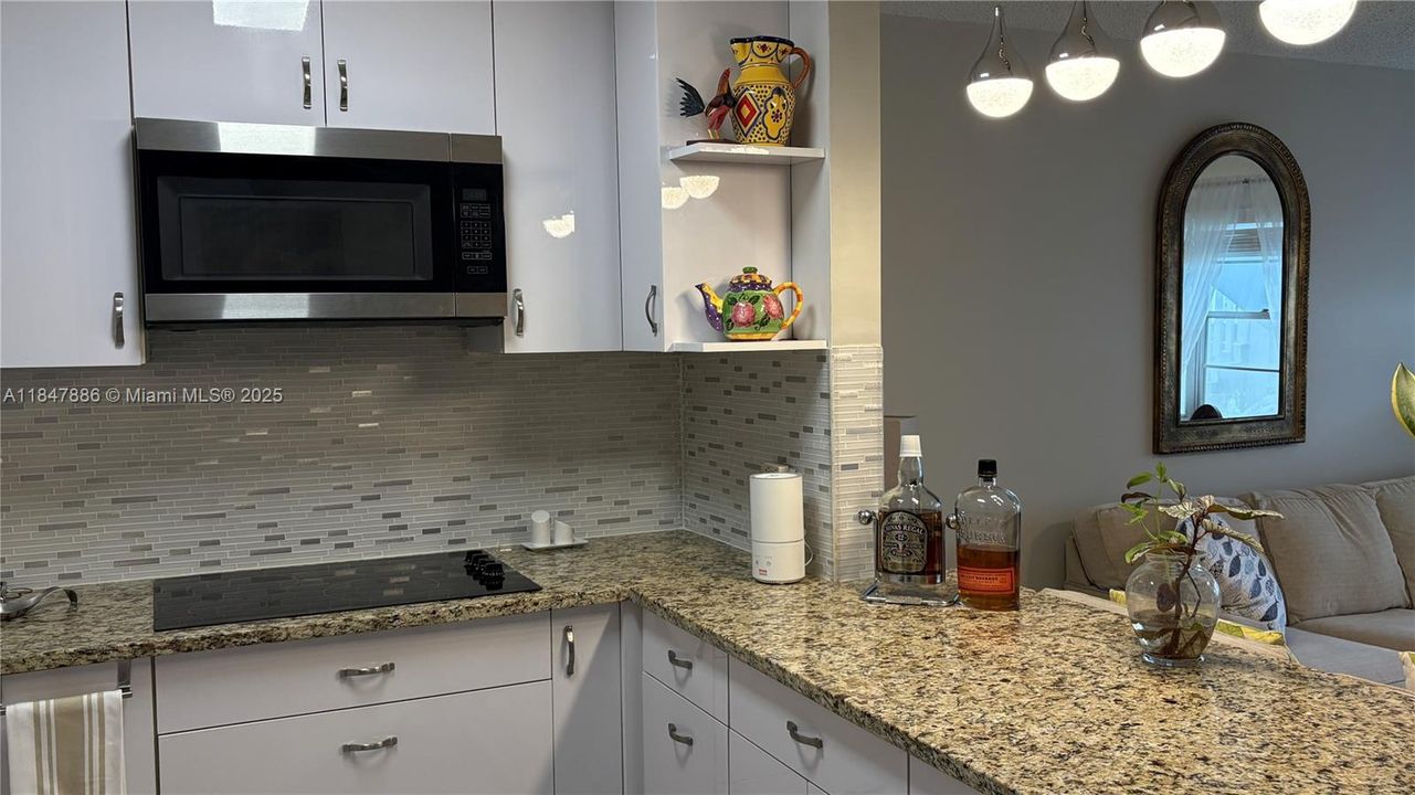 Active With Contract: $1,650 (1 beds, 1 baths, 585 Square Feet)
