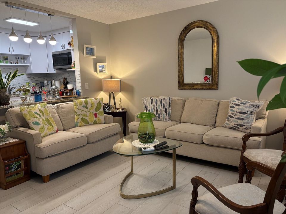 Active With Contract: $1,650 (1 beds, 1 baths, 585 Square Feet)