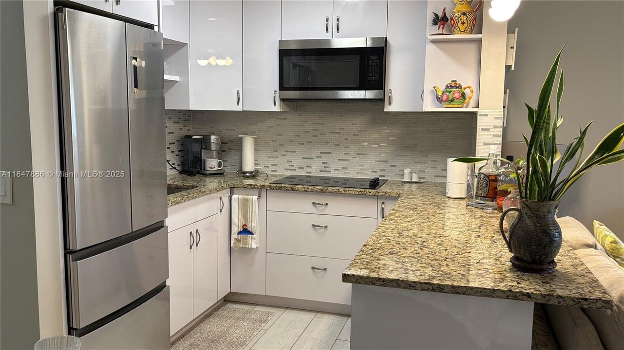 Active With Contract: $1,650 (1 beds, 1 baths, 585 Square Feet)
