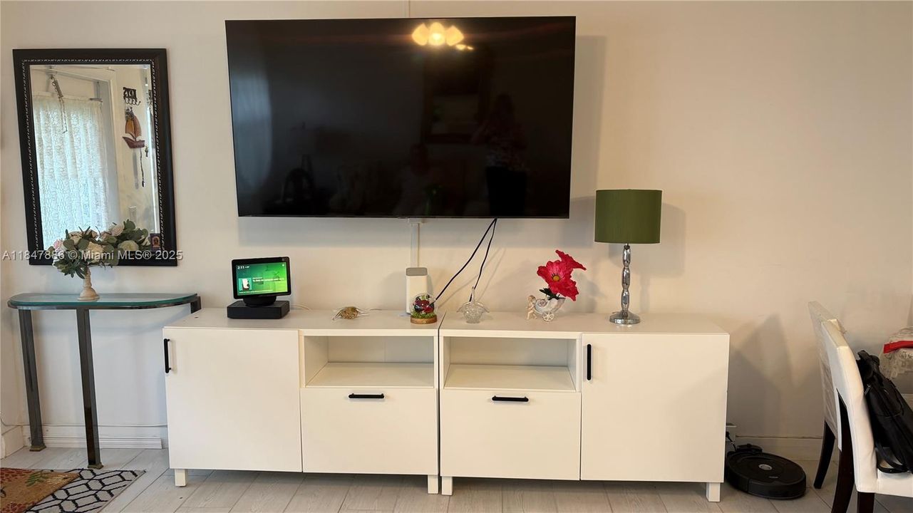 Active With Contract: $1,650 (1 beds, 1 baths, 585 Square Feet)