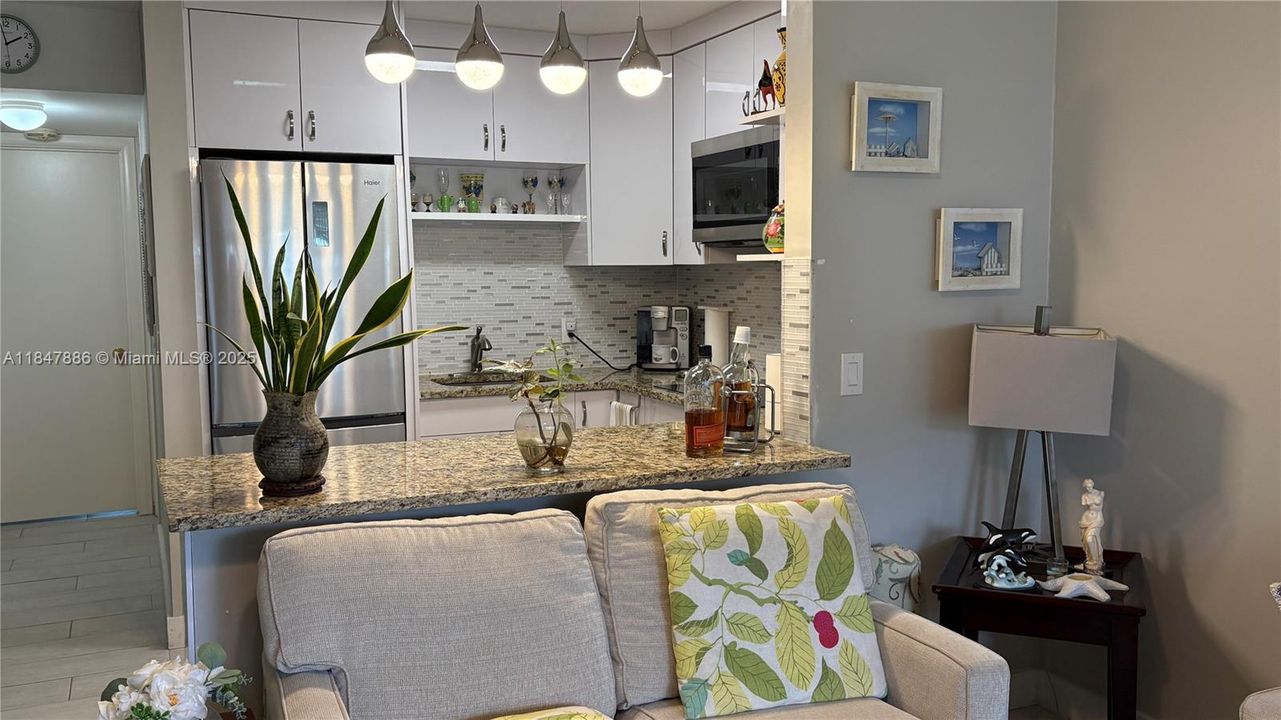 Active With Contract: $1,650 (1 beds, 1 baths, 585 Square Feet)